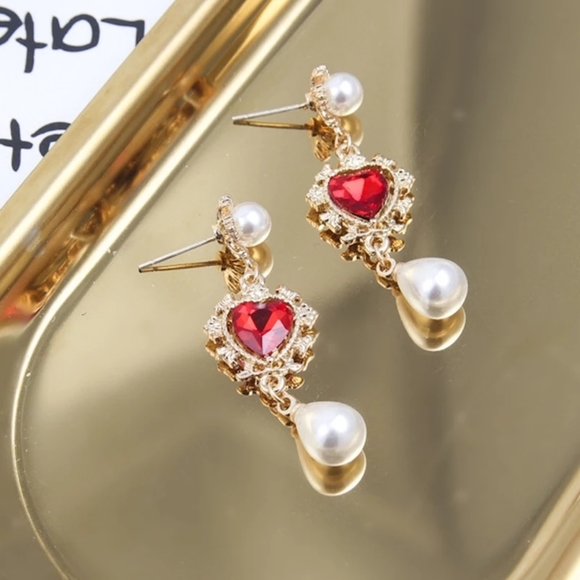 Glass Heart Pearl Drop Earrings - Picture 4 of 5